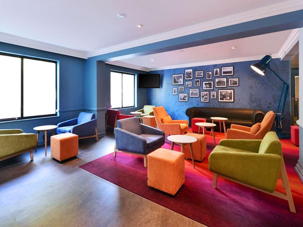 Travelodge Bath Waterside Ресторант снимка