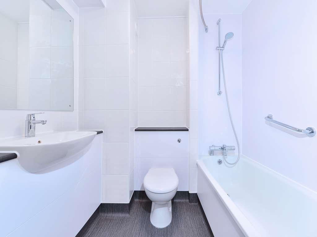 Travelodge Bath Waterside Екстериор снимка