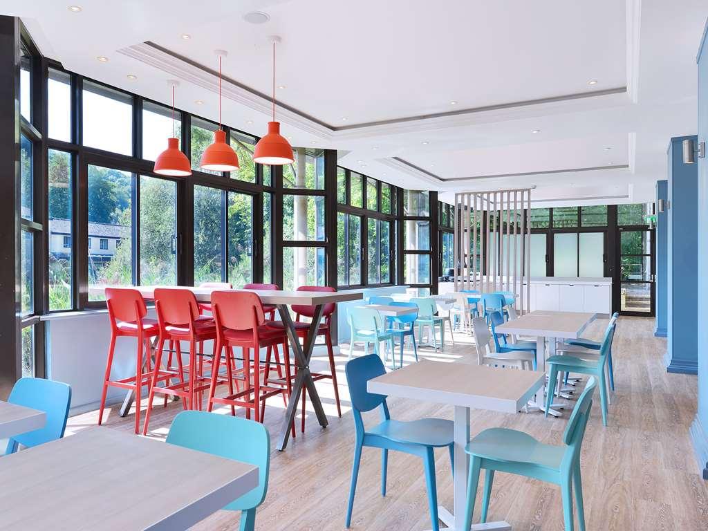 Travelodge Bath Waterside Ресторант снимка