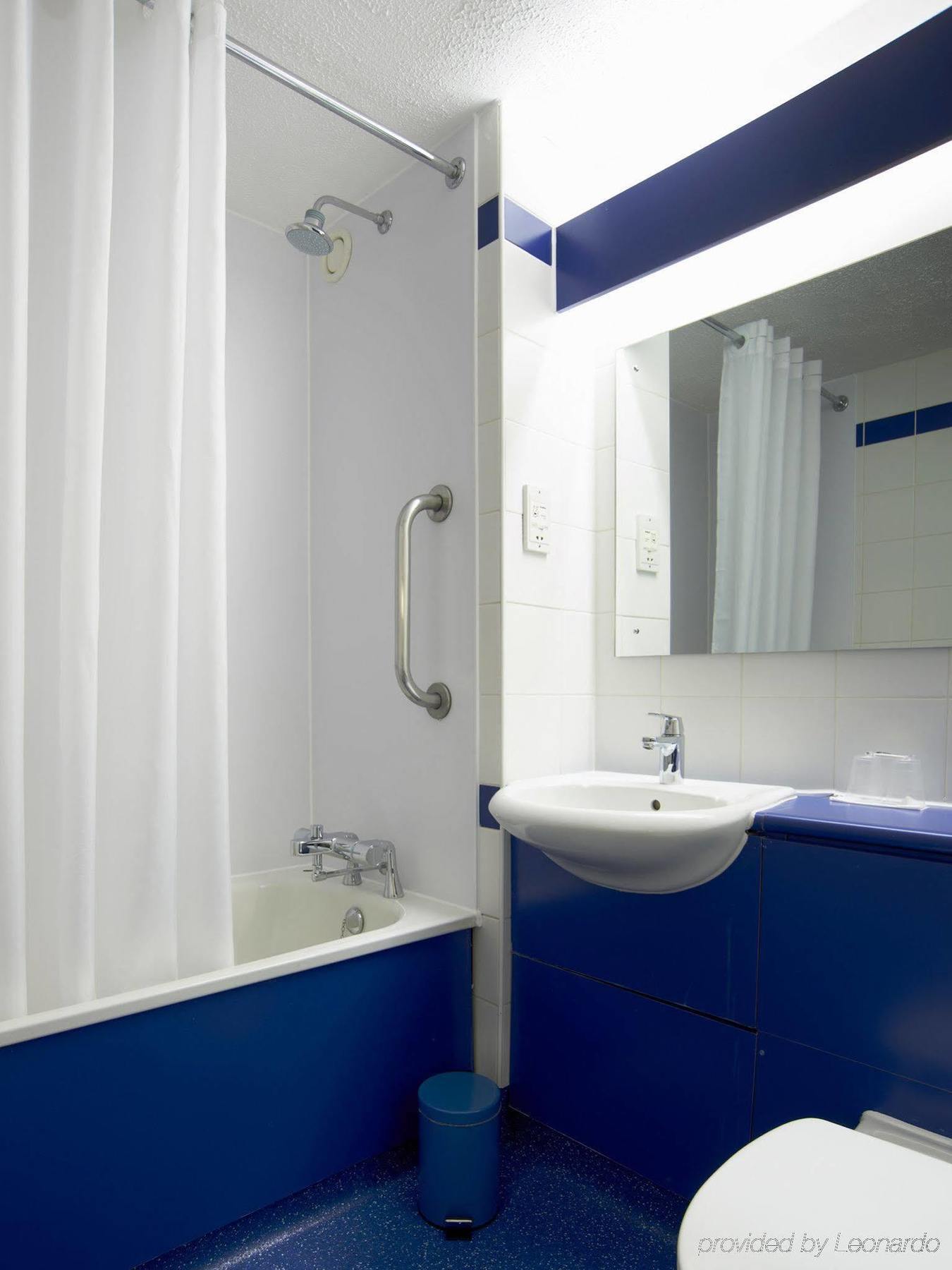 Travelodge Bath Waterside Екстериор снимка