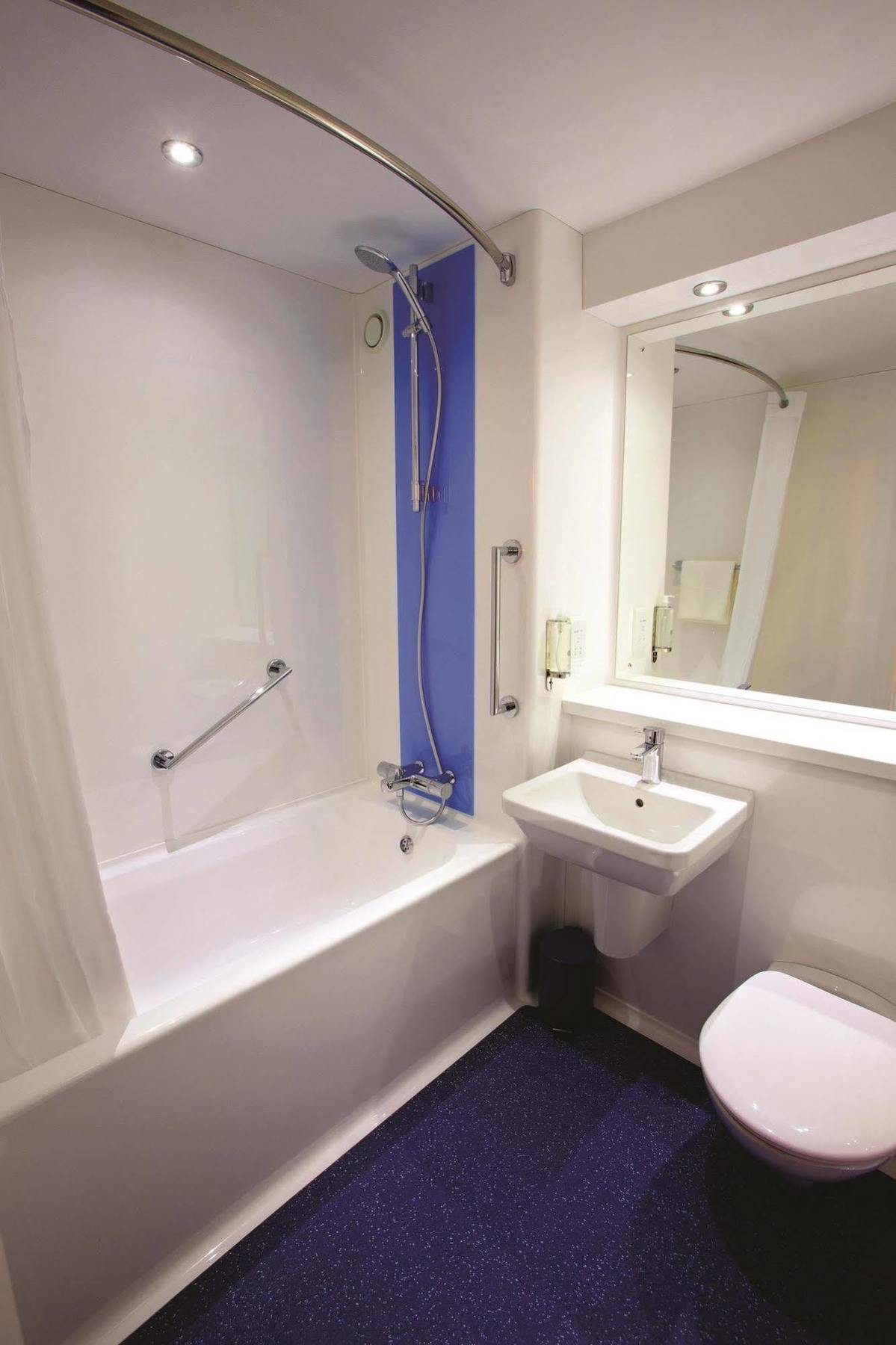 Travelodge Bath Waterside Екстериор снимка