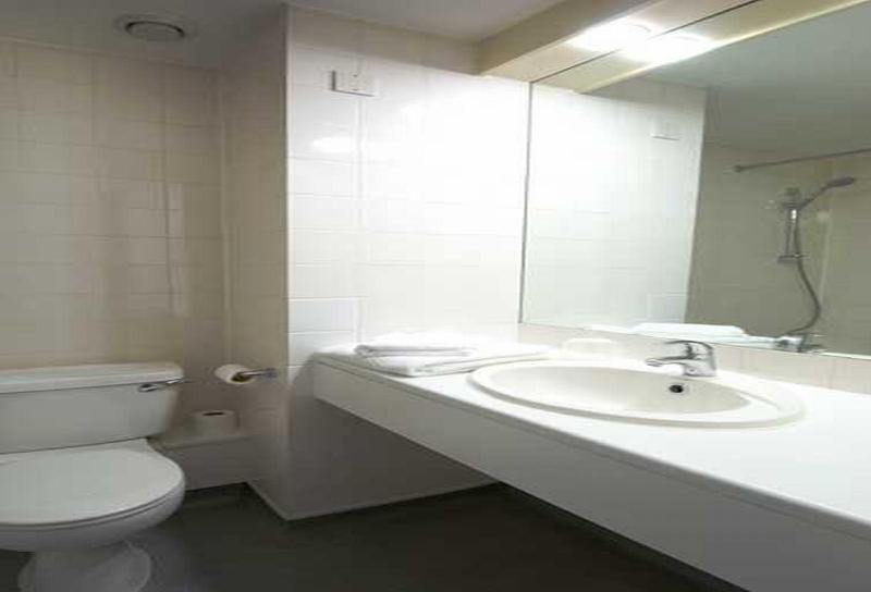 Travelodge Bath Waterside Екстериор снимка